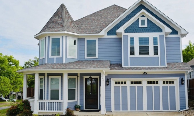 McKinney House | The Victorian-2 Min Walk to Historic Downtown McKinney + Game Room