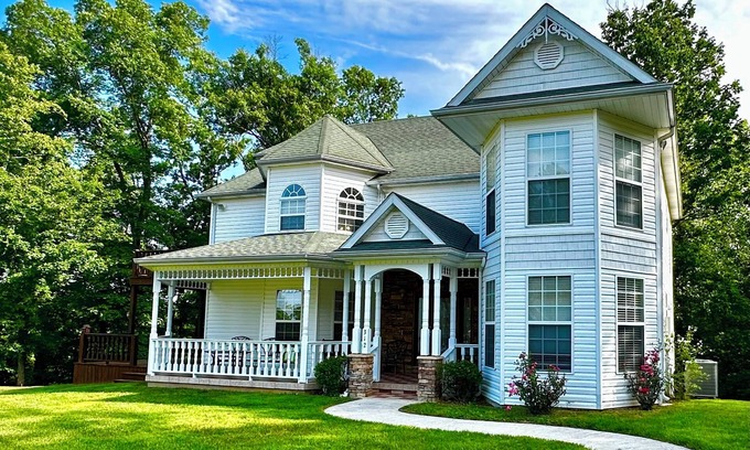 Monticello House | The Victorian @ Lake Cumberland - Beaver Creek, firepit, sleeps 18