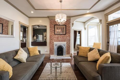 Anacostia House | The View in DC, Elegant, King Bed, Parking & Privacy