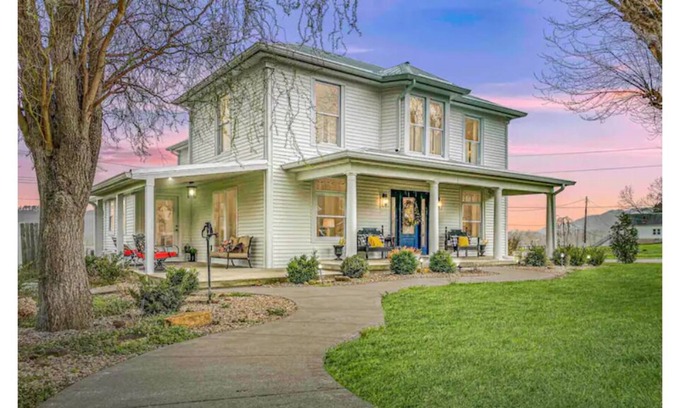 Bentonville House | The Ville-Guesthouse