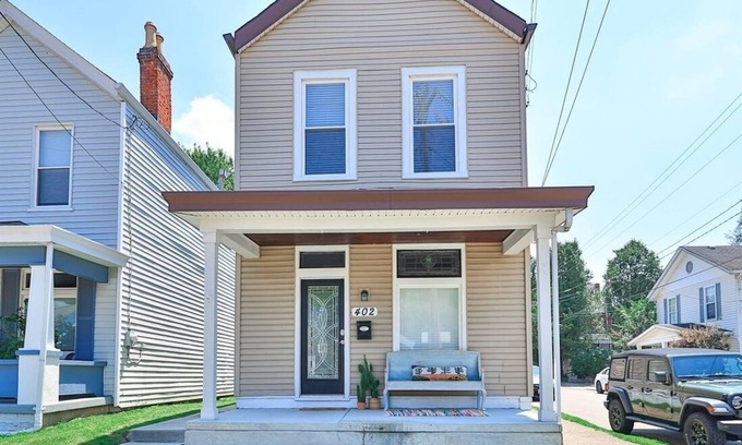 Dayton House | The Vintage- 3 bedroom, 2 bath home in Dayton, KY minutes away from Cincinnati