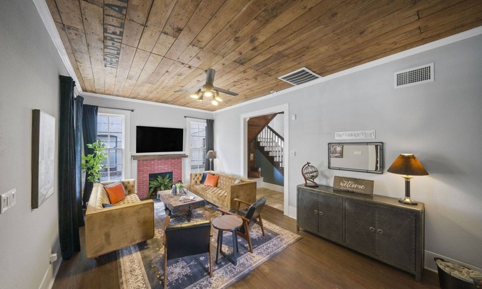 Government Hill House | The Vintage Pearl - 5BR Unique Home by the Pearl