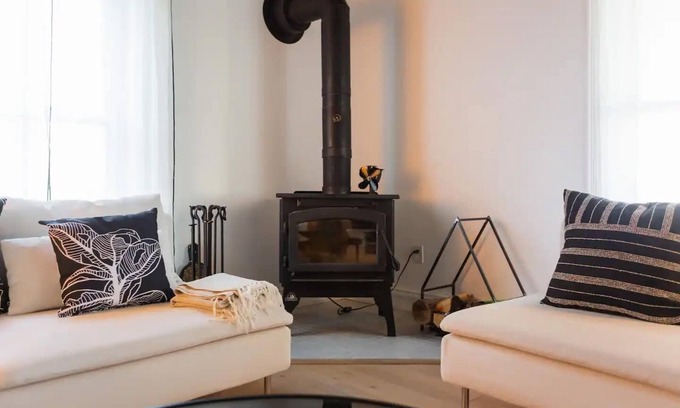 Ameliasburgh House | The Vue - Nestled by Roblin's Lake with a Hot Tub
