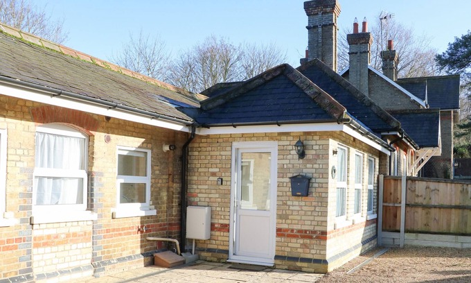 Coltishall Cottage | THE WAITING ROOM, family friendly, with a garden in Coltishall