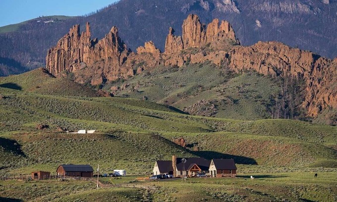 Cody Bed & Breakfast | The Wapiti Room - Windmill Inn
