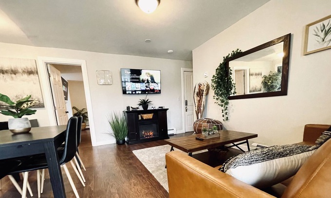 Warwick Apartment | The Warwick Flat - Dead center of The Village!