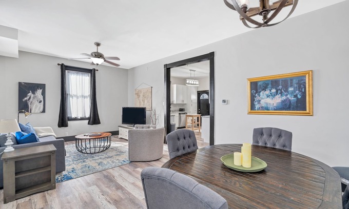 Washington House | The WashMO Hospitality House WALK to riverfront, shopping, wine shuttle, HOT TUB