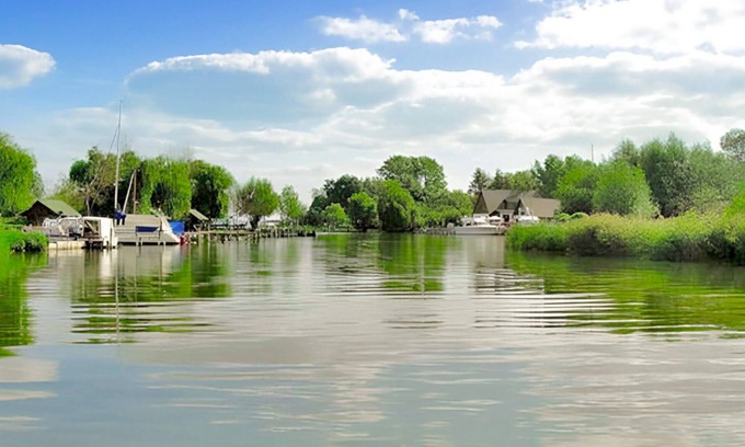 Meesiger Boat Rental | The water camper is simply and practically furnished.