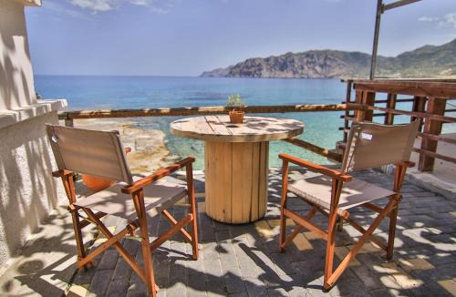 Mochlos Apartment | The Wave House - Seafront Escape in Peaceful Mochlos