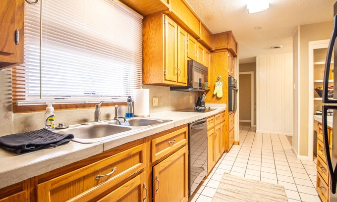 Lubbock House | The Wayfarer/Fire Pit/Sleeps 8