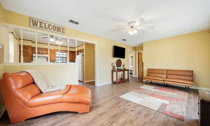 Texarkana House | The Welcome Lounge