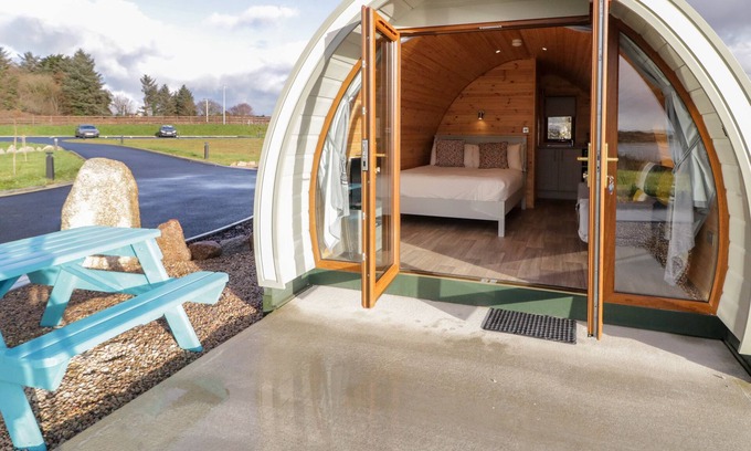 Burtonport Cottage | THE WHEELHOUSE POD NO. 4, romantic in Burtonport, County Donegal