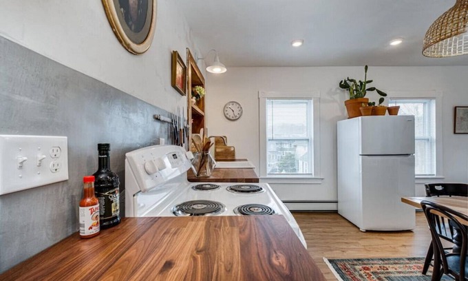 New London Apartment | The White Apartment · Near Ocean Beach, Mystic USCGA!