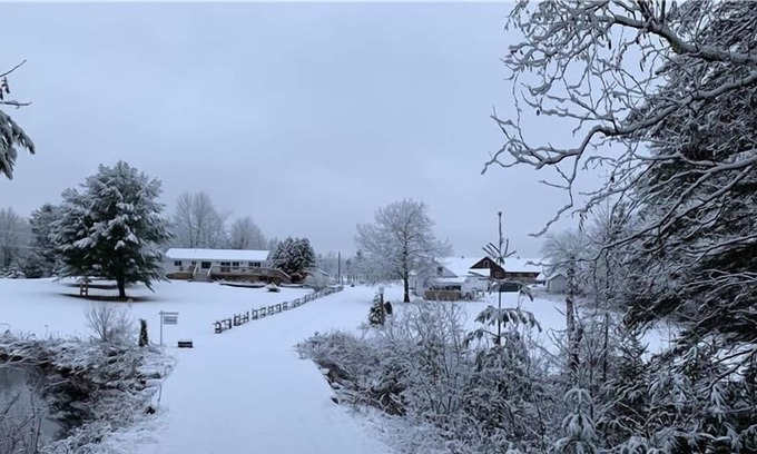 Lachute Ski Chalet | The White Hare / Le Lièvre Blanc