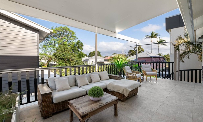 Hamilton Apartment | The White Home Ascot - Charming 3 Bedroom with Large Outdoor Deck