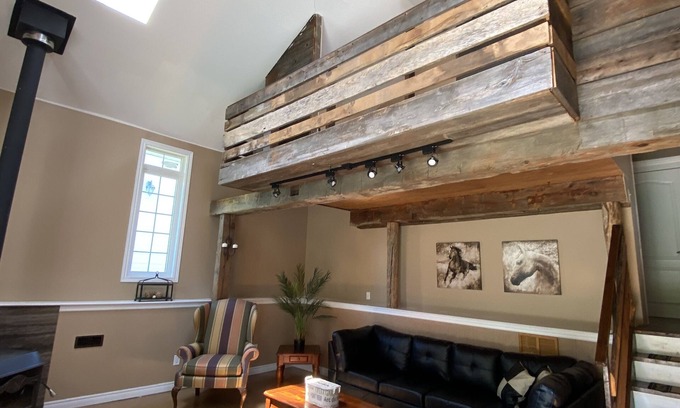 New Tecumseth Cottage | THE WHITE HOUSE ON THE HILL - Beautiful Country Home