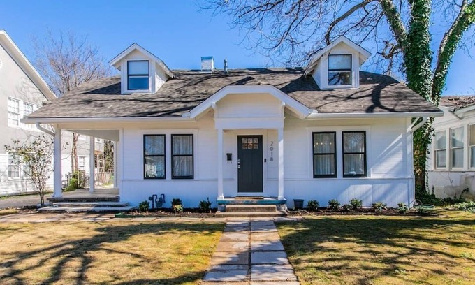 Austin Ave. House | The White House on Columbus - Close to Everything