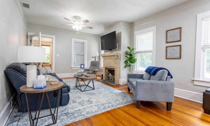 Gainesville House | The White House - Remodeled quaint home with spacious yard - 2.5 miles from UF