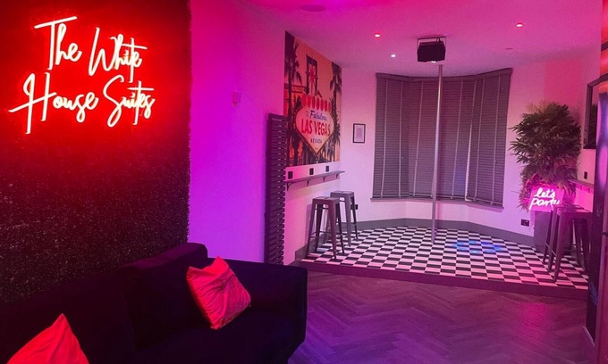Blackpool Town Center House | The White House Vegas Suites
