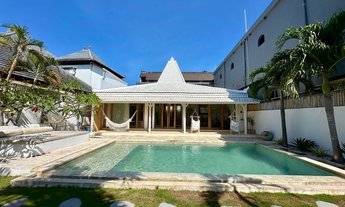 Munggu Villa | The White Joglo - Stylish and spacious mediterranean 3BDR Villa with Pool
