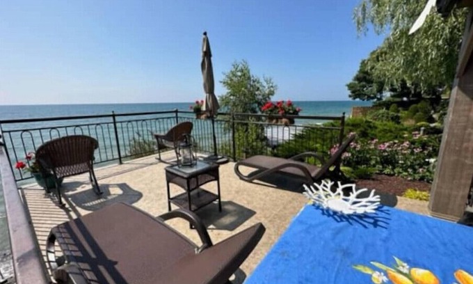 Cobourg Apartment | The Wind in the Willows - Luxury Lakefront Spa For Twon