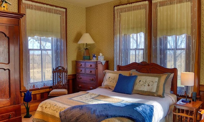 Pella Bed & Breakfast | The Windmill Suite at Pella Mansion