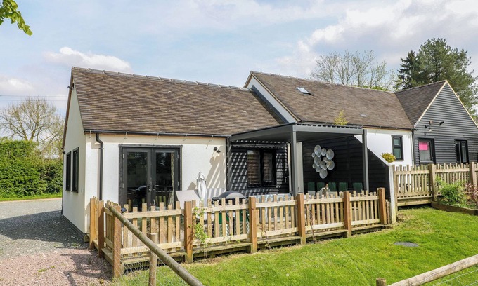 Ellastone Cottage | THE WOOD SHED, BANK TOP FARM, with hot tub in Ashbourne