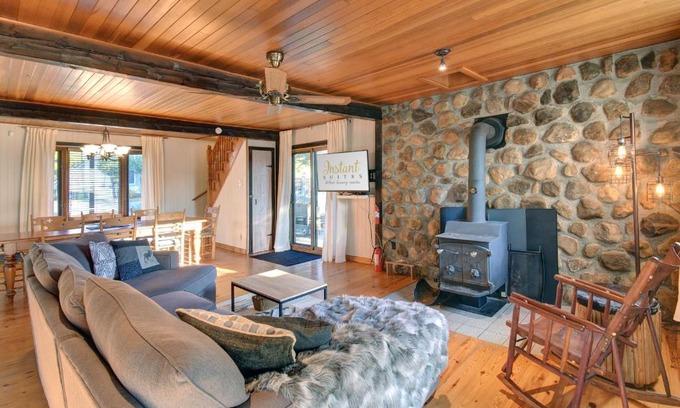 Mont-Tremblant House | The Woodland Cabin by Instant Suites - Old Village Mont-Tremblant