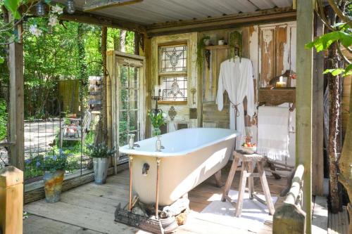 Brading House | The Woodlands Retreat