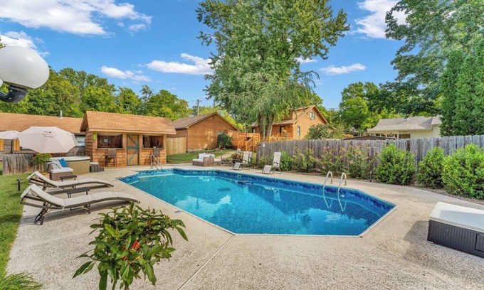 Manhattan House | The Wreath House. A resort style property located in Manhattan, Kansas.