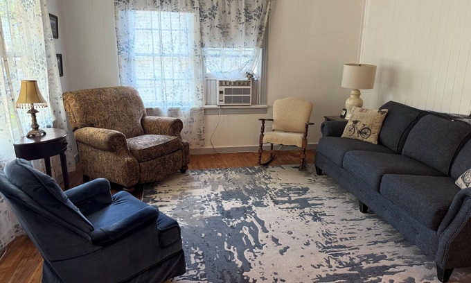 Pineland House | The Wright HousenComfortable 3 bedroom house with 2 king beds, 2 full baths