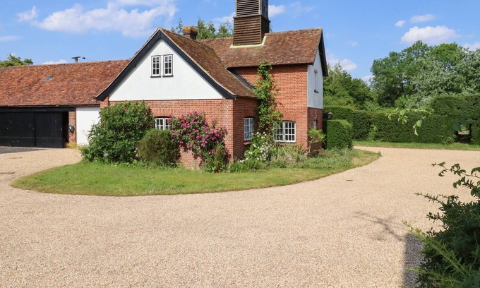 Howlett End Cottage | THE WRITERS COTTAGE, pet friendly, with a garden in Finchingfield