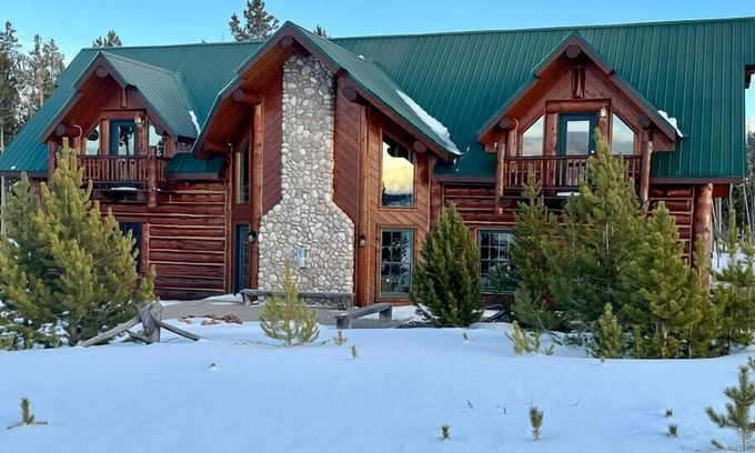 Dubois House | The Wyoming Lodge and Game Room