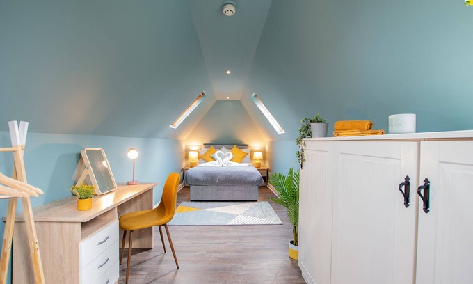 City Centre Dublin House | The Yellow Door by Shortstays, Sleeps 25, 2 mins from Temple Bar!