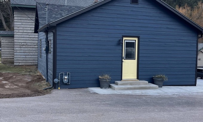 Deadwood House | “The Yellow Door” perfectly located 2 bedroom 1 bath home, downtown Deadwood