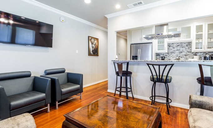 Oak Cliff House | The Yellow House of Bishop Arts 440