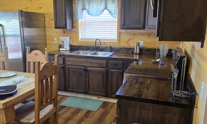 Dennis Cabin | The Yellow Rose Cabin on Lake Granbury