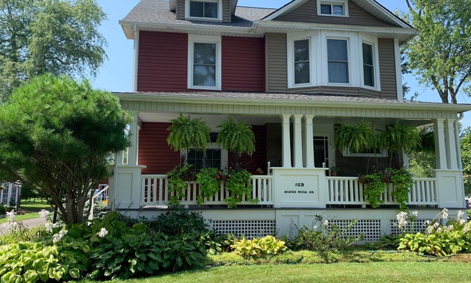 Ridgeway Apartment | The York House Boutique Suit, Minutes to Crystal Beach.20 Minutes to the Falls.
