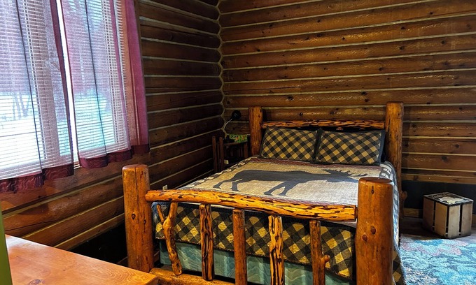 Saddlestring Cabin | The Yukon, The Yukon Cabin Room w/Suana