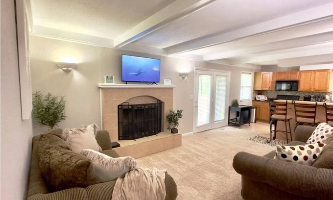 South Kansas City House | The Zen Den 3 BD 2 Bath Parking WiFi