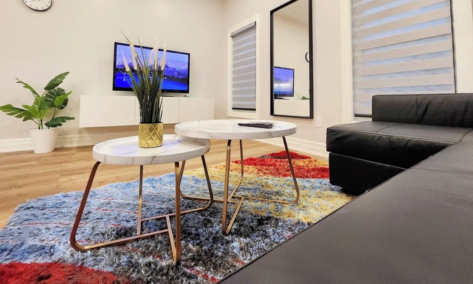 Downtown Apartment | The Zen Escape Modern Queen-Bed Full Apartment