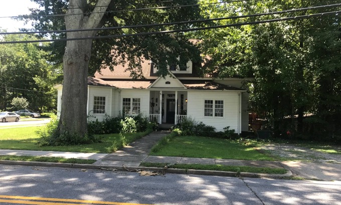 Carrollton Apartment | The Zen-ter BNB Suite #1 in the Heart of Carrollton Georgia