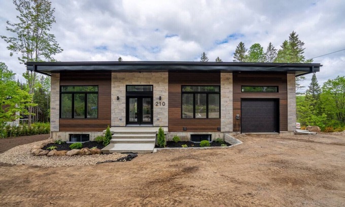 Saint-Jean-de-Matha House | The Zenith |Hot Tub | Lake |Pool Table