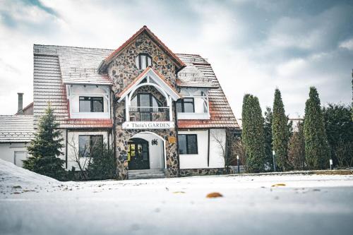 Livezile House | Theia's Garden