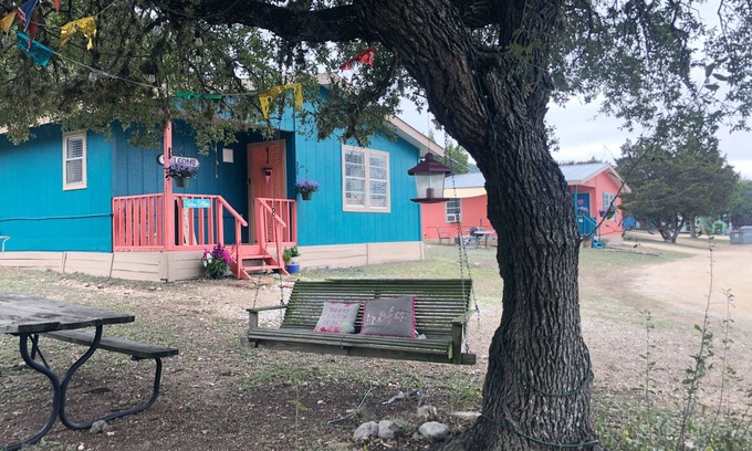 Concan Cottage | Thelma Cottage: Charming & Cozy 2 bedroom 2.6 miles from The Frio River