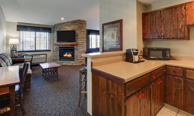 Johnston Hotel | Theme Suite w/Kitchenette & Dry Bar! Stoney Creek Des Moines, Parking