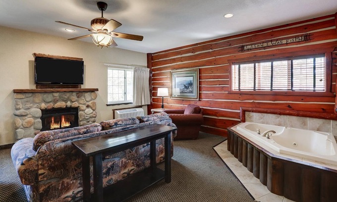 Johnston Hotel | Theme Suite w/Whirlpool in Stoney Creek Des Moines! Fireplace & Dry Bar
