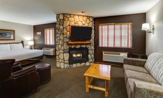 Peoria Hotel | Theme Suite with Kitchenette & Dry Bar! Stoney Creek Peoria