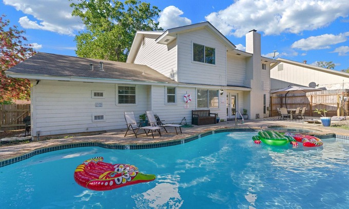 North Central Thousand Oaks House | theOAKloft-Heated Pool/HotTub- Games - Bring Fido- Memorable Experience