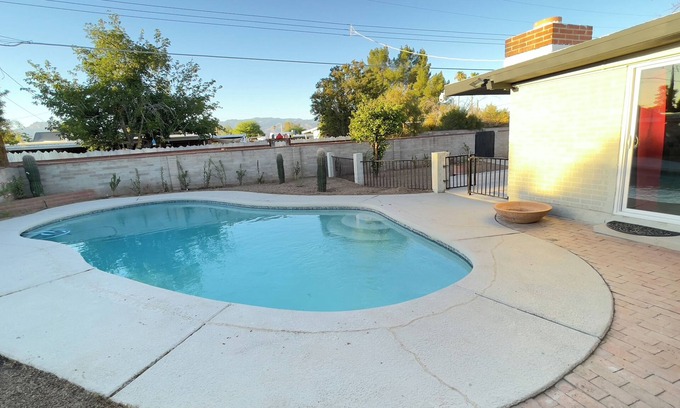 Dietz House | TheSaguaroSanctuary:FREE*HeatedPool,5BD,3BA,Pool Table,Grill,6 TV's,AC,CottonBedding,Remodeled